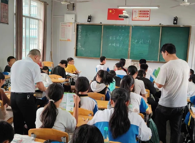 分层分类丰厚多样的选修课程形成体现校园办学特色的课程系列