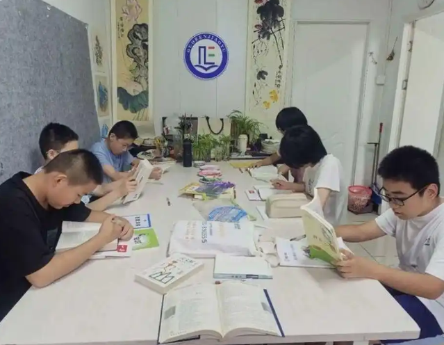 芳华的热血文明书香滋润学生假期日子七