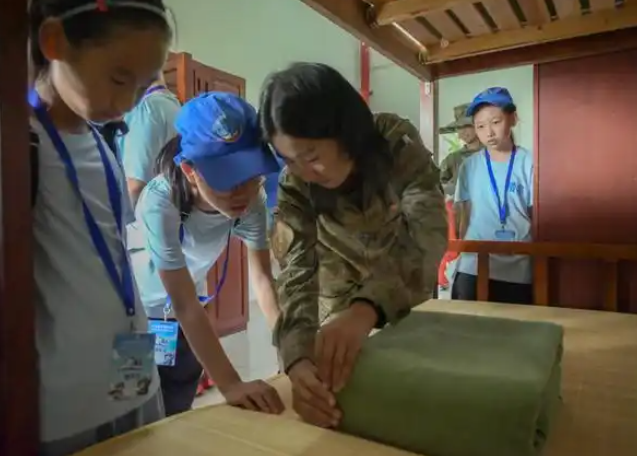 孩子们走进兵营沉溺式体会军旅日子淬炼