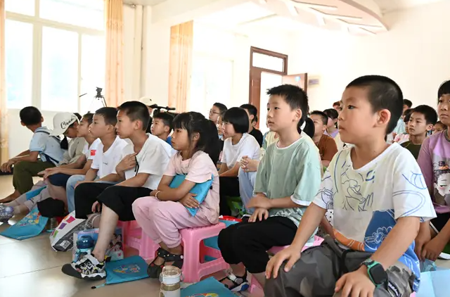 高校留言板上兴起的跨龄沟通热潮也渐渐传到了远方的小学课堂